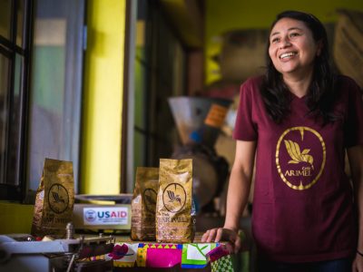 Honduras-TMS-woman coffee seller
