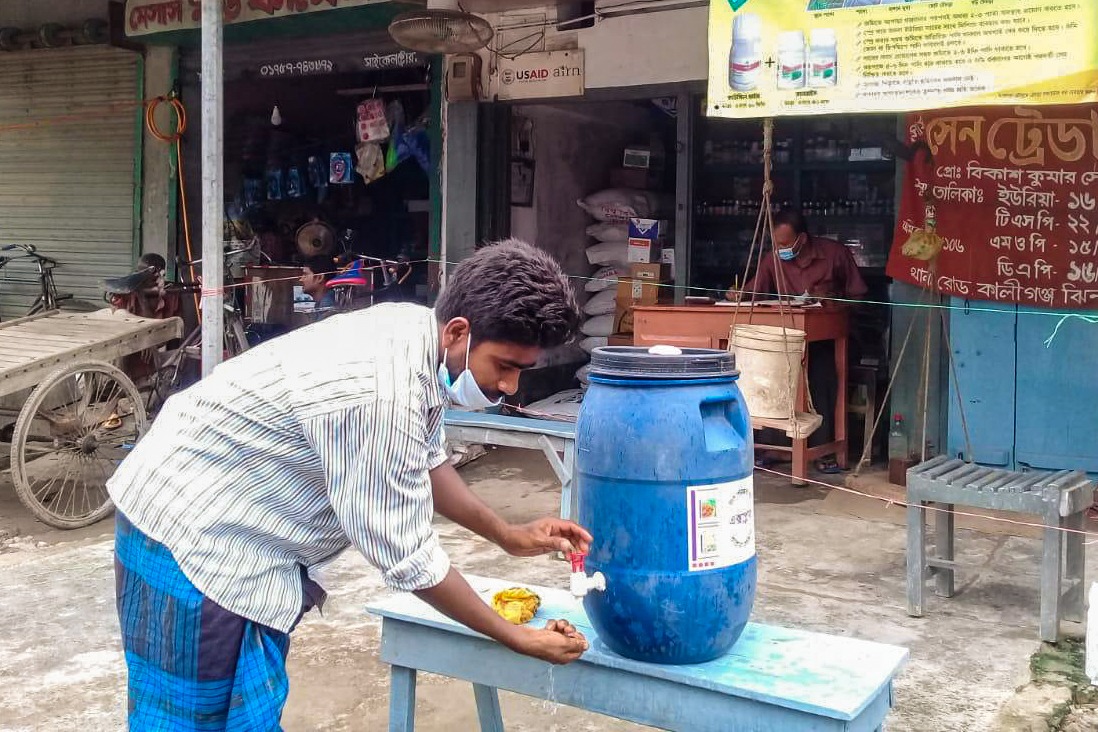 Bangladesh-RDC-man handwashing station