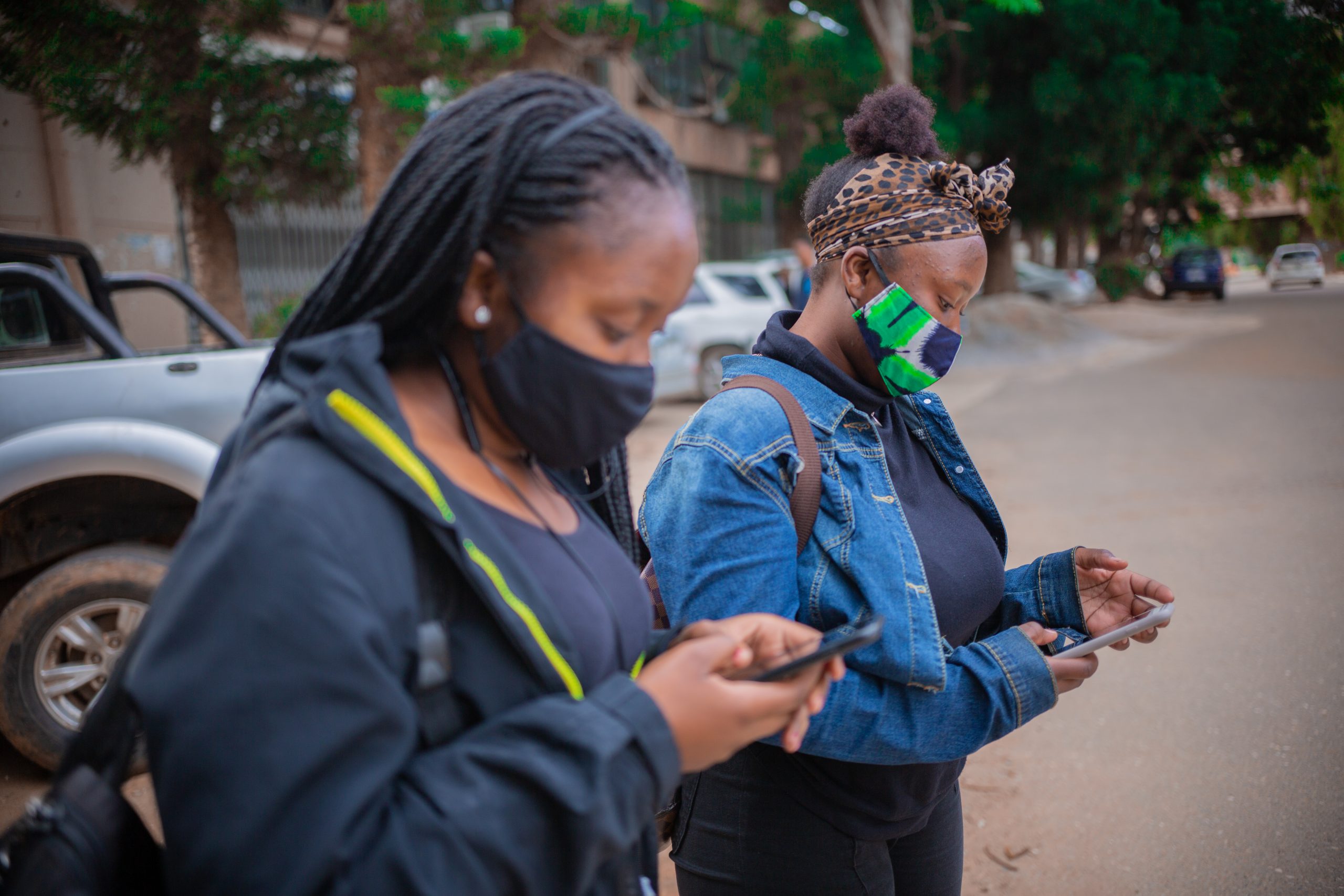 Zambia-EDGE-stock photo-young women with cell phones